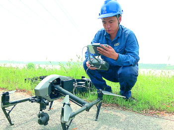 電力工作人員正在進行維修變壓器